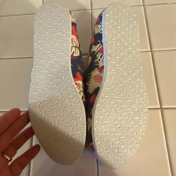 TOMS Alpargagat Floral Tropical Print Slip On Canvas Womans Size W7 - Picture 9 of 11
